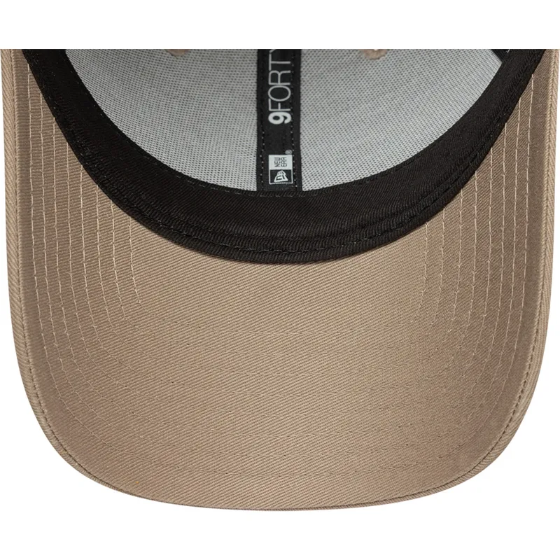 jasnobrazowa-regulowana-czapka-z-daszkiem-z-brazowym-logo-9forty-league-essential-new-york-yankees-mlb-new-era