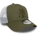 gron-och-vit-truckerkeps-med-gront-logo-a-frame-league-essential-av-new-york-yankees-mlb-fran-new-era