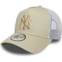 casquette-trucker-beige-et-blanche-avec-logo-beige-a-frame-league-essential-new-york-yankees-mlb-new-era