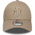 ljusbrun-bojd-justerbar-keps-med-brunt-9forty-outline-logotyp-fran-new-york-yankees-mlb-av-new-era
