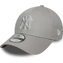 casquette-courbee-grise-ajustable-9forty-outline-new-york-yankees-mlb-new-era