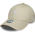 beige-gebogene-verstellbare-damenkappe-9forty-mini-logo-der-new-york-yankees-mlb-von-new-era