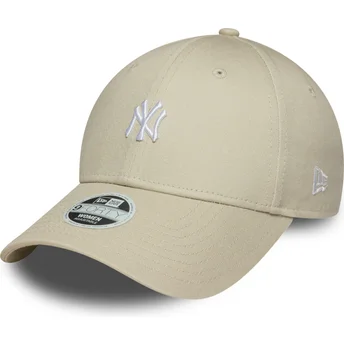 Gorra curva beige ajustable para mujer 9FORTY Mini Logo de New York Yankees MLB de New Era