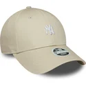 bezowa-zakrzywiona-czapka-regulowana-dla-kobiet-9forty-mini-logo-new-york-yankees-mlb-od-new-era