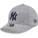 graue-gebogene-snapback-kappe-mit-marineblauem-logo-9forty-m-crown-a-frame-cotton-weave-der-new-york-yankees-mlb-von-new-era
