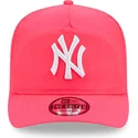 rozowa-zakrzywiona-czapka-z-daszkiem-z-regulacja-golfer-everyday-nylon-new-york-yankees-mlb-od-new-era
