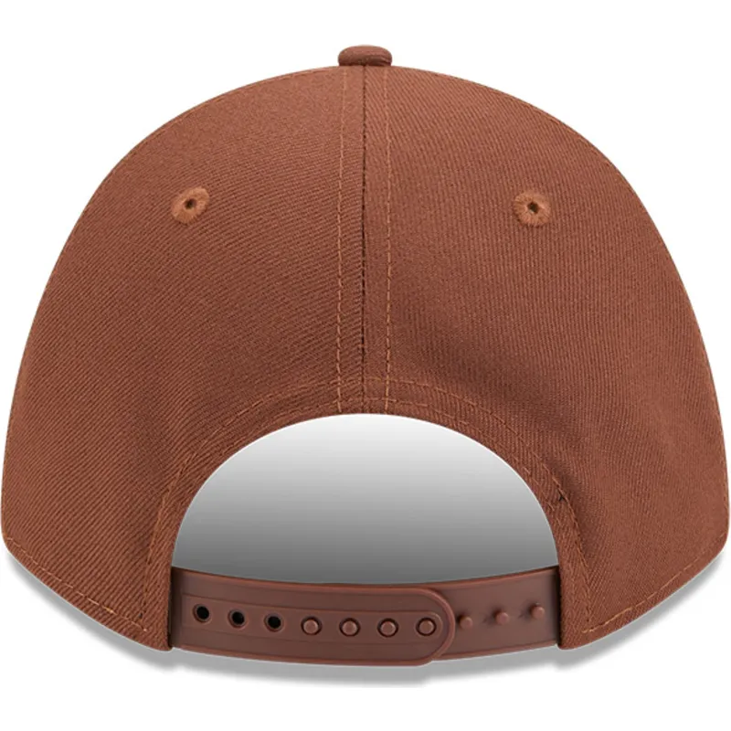 braune-gebogene-snapback-kappe-9forty-m-crown-a-frame-motorsport-von-nascar-von-new-era