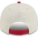 weisse-und-rote-snapback-golfer-cap-mit-gebogenem-schirm-philadelphia-phillies-mlb-team-scribble-von-new-era