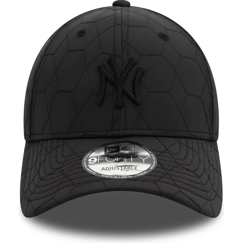 schwarze-verstellbare-curved-cap-mit-schwarzem-logo-9forty-quilted-der-new-york-yankees-mlb-von-new-era