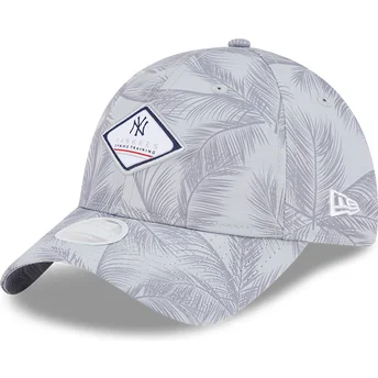 Cappellino curvo grigio regolabile da donna 9TWENTY Leaf Open Back Spring Training Fan Pack 2025 dei New York Yankees MLB di New Era