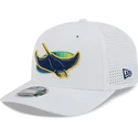 weisse-trucker-cap-9seventy-perf-spring-training-fan-pack-2025-der-tampa-bay-rays-mlb-von-new-era