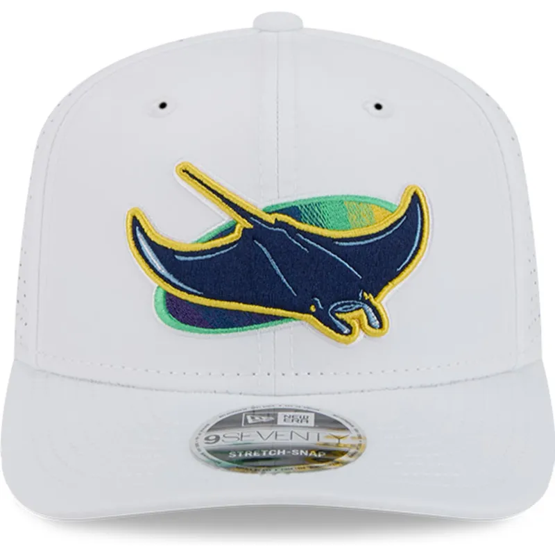 weisse-trucker-cap-9seventy-perf-spring-training-fan-pack-2025-der-tampa-bay-rays-mlb-von-new-era