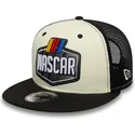 bezowo-czarna-plaska-czapka-truckerka-9fifty-z-logo-nascar-classics-od-new-era