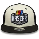 bezowo-czarna-plaska-czapka-truckerka-9fifty-z-logo-nascar-classics-od-new-era