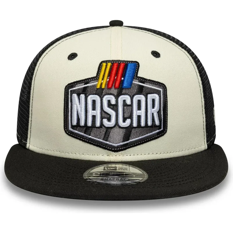 flache-trucker-kappe-beige-und-schwarz-9fifty-classics-logo-von-nascar-von-new-era