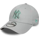 graue-verstellbare-curved-cap-mit-grauem-logo-9forty-team-outline-der-new-york-yankees-mlb-von-new-era