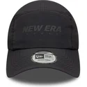 schwarze-verstellbare-kappe-runner-tech-mit-gebogenem-schirm-von-new-era