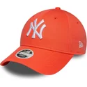 verstellbare-orangefarbene-damenkappe-mit-gebogenem-schirm-9forty-league-essential-der-new-york-yankees-mlb-von-new-era