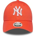 verstellbare-orangefarbene-damenkappe-mit-gebogenem-schirm-9forty-league-essential-der-new-york-yankees-mlb-von-new-era