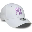 verstellbare-weisse-damenkappe-mit-gebogenem-schirm-und-violettem-logo-9forty-league-essential-der-new-york-yankees-mlb-von-new-