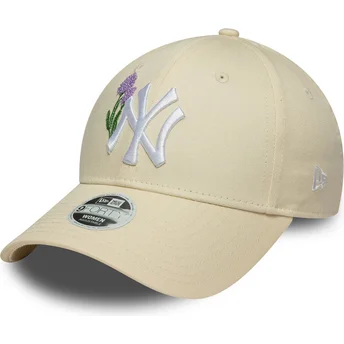 Cappellino curvo beige regolabile da donna 9FORTY Beaded dei New York Yankees MLB di New Era