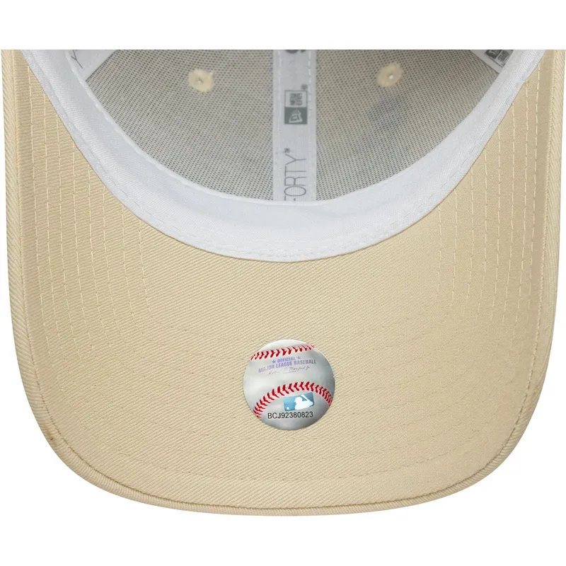 bezowa-regulowana-czapka-z-daszkiem-dla-kobiet-9forty-beaded-new-york-yankees-mlb-od-new-era