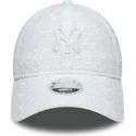 vit-justerbar-bojd-keps-for-kvinnor-med-vit-9twenty-new-york-yankees-mlb-broderad-logotyp-fran-new-era