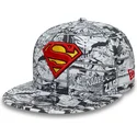 schwarze-flache-snapback-kappe-fur-kinder-9fifty-all-over-print-von-superman-dc-comics-von-new-era