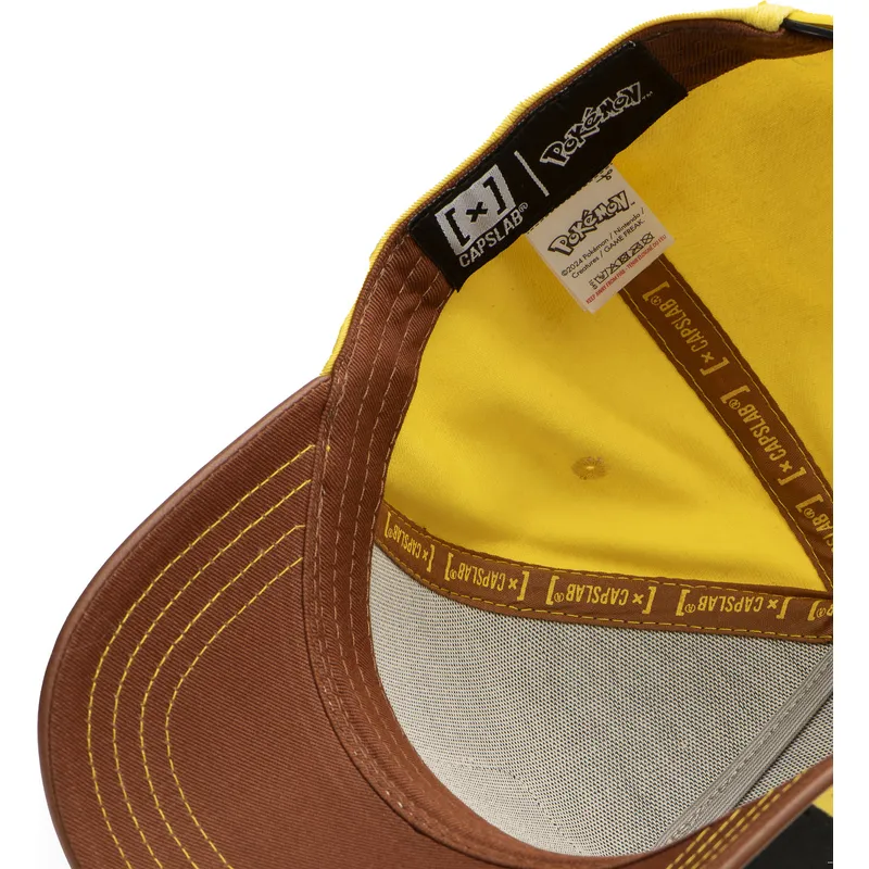 snapbackkeps-med-bojd-skarm-i-svart-gult-och-brunt-pikachu-pmk6-pik-pokemon-fran-capslab