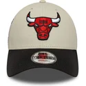 casquette-courbee-beige-et-noire-ajustable-9forty-contrast-patch-chicago-bulls-nba-new-era