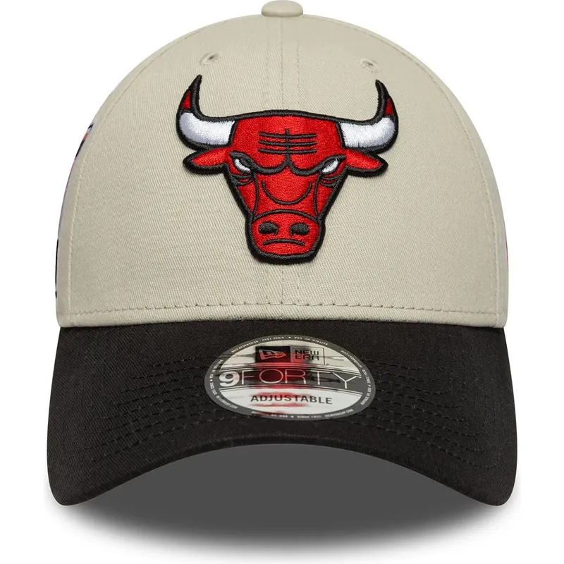 beige-und-schwarze-verstellbare-curved-cap-9forty-contrast-patch-der-chicago-bulls-nba-von-new-era
