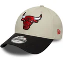 casquette-courbee-beige-et-noire-ajustable-9forty-contrast-patch-chicago-bulls-nba-new-era