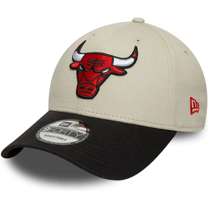 beige-und-schwarze-verstellbare-curved-cap-9forty-contrast-patch-der-chicago-bulls-nba-von-new-era