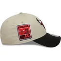 beige-und-schwarze-verstellbare-curved-cap-9forty-contrast-patch-der-chicago-bulls-nba-von-new-era