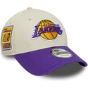 verstellbare-9forty-contrast-patch-kappe-in-beige-und-violett-der-los-angeles-lakers-nba-von-new-era