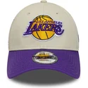 verstellbare-9forty-contrast-patch-kappe-in-beige-und-violett-der-los-angeles-lakers-nba-von-new-era