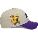 casquette-courbee-beige-et-violette-ajustable-9forty-contrast-patch-los-angeles-lakers-nba-new-era