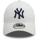 biala-regulowana-czapka-z-zakrzywionym-daszkiem-z-niebieskim-logo-9twenty-core-classic-new-york-yankees-mlb-new-era