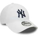 biala-czapka-z-zakrzywionym-daszkiem-regulowana-z-niebieskim-logo-9twenty-core-classic-new-york-yankees-mlb-od-new-era