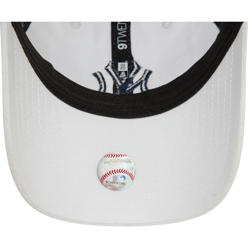 biala-regulowana-czapka-z-zakrzywionym-daszkiem-z-niebieskim-logo-9twenty-core-classic-new-york-yankees-mlb-new-era