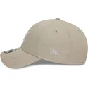 beige-verstellbare-curved-cap-mit-weissem-logo-9forty-league-essential-der-new-york-yankees-mlb-von-new-era