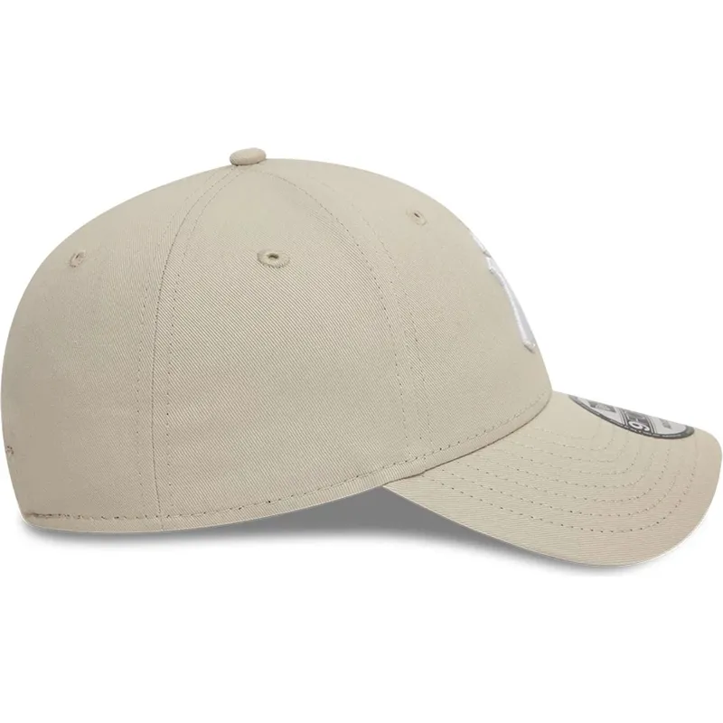 beige-verstellbare-curved-cap-mit-weissem-logo-9forty-league-essential-der-new-york-yankees-mlb-von-new-era