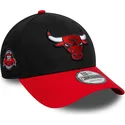verstellbare-schwarze-und-rote-9forty-curved-cap-mit-seitenaufnaher-der-chicago-bulls-nba-von-new-era