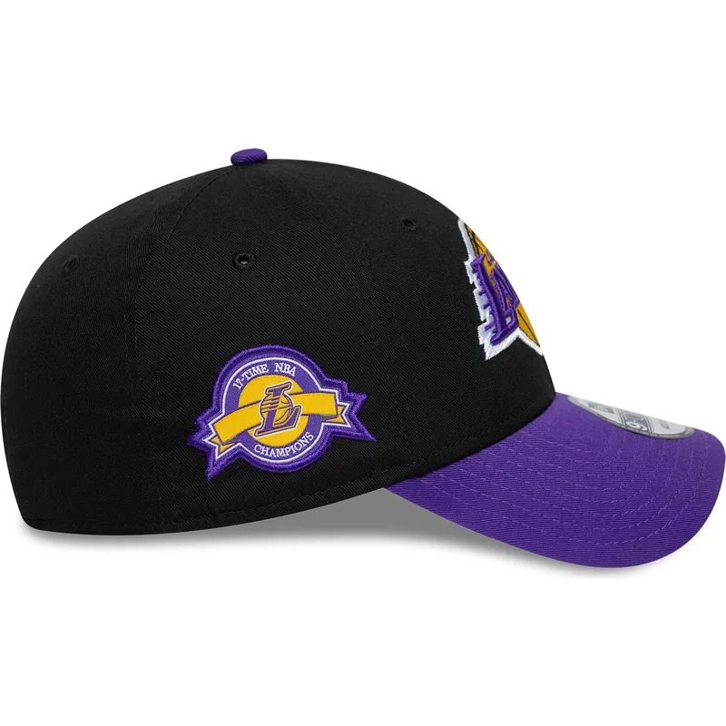 verstellbare-9forty-kappe-mit-gebogenem-schirm-in-schwarz-und-violett-mit-side-patch-der-los-angeles-lakers-nba-von-new-era