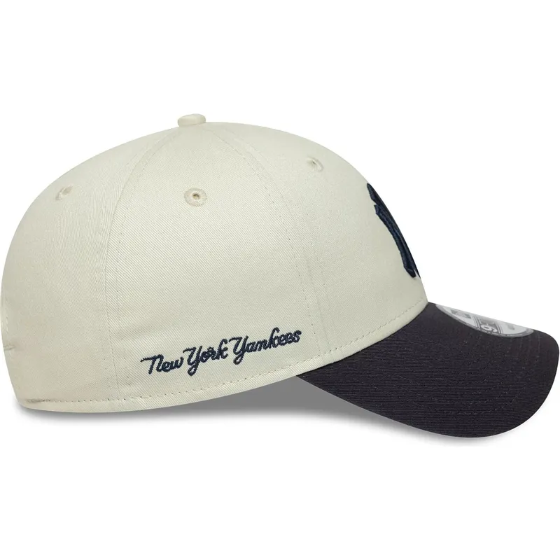 justerbar-beige-och-marinbla-9forty-side-script-new-york-yankees-mlb-keps-fran-new-era