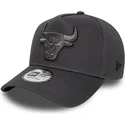 graue-snapback-kappe-mit-gebogenem-schirm-und-grauem-logo-e-frame-tonal-outline-der-chicago-bulls-nba-von-new-era