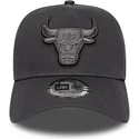 graue-snapback-kappe-mit-gebogenem-schirm-und-grauem-logo-e-frame-tonal-outline-der-chicago-bulls-nba-von-new-era