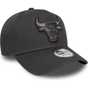 grau-gebogener-snapback-cap-mit-grauem-e-frame-tonal-outline-logo-der-chicago-bulls-nba-von-new-era