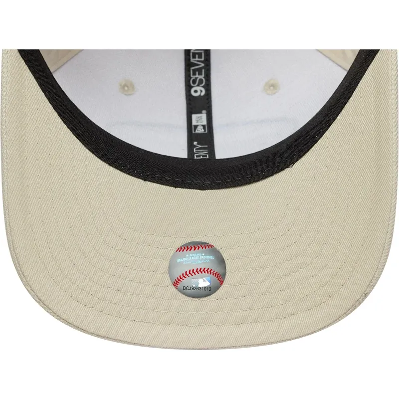 beige-gebogene-snapback-kappe-9seventy-stretch-snap-patch-der-los-angeles-dodgers-mlb-von-new-era