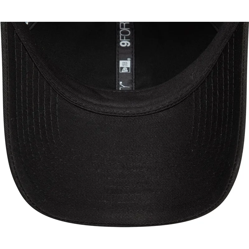 svart-justerbar-bojd-keps-9forty-badge-fran-new-era